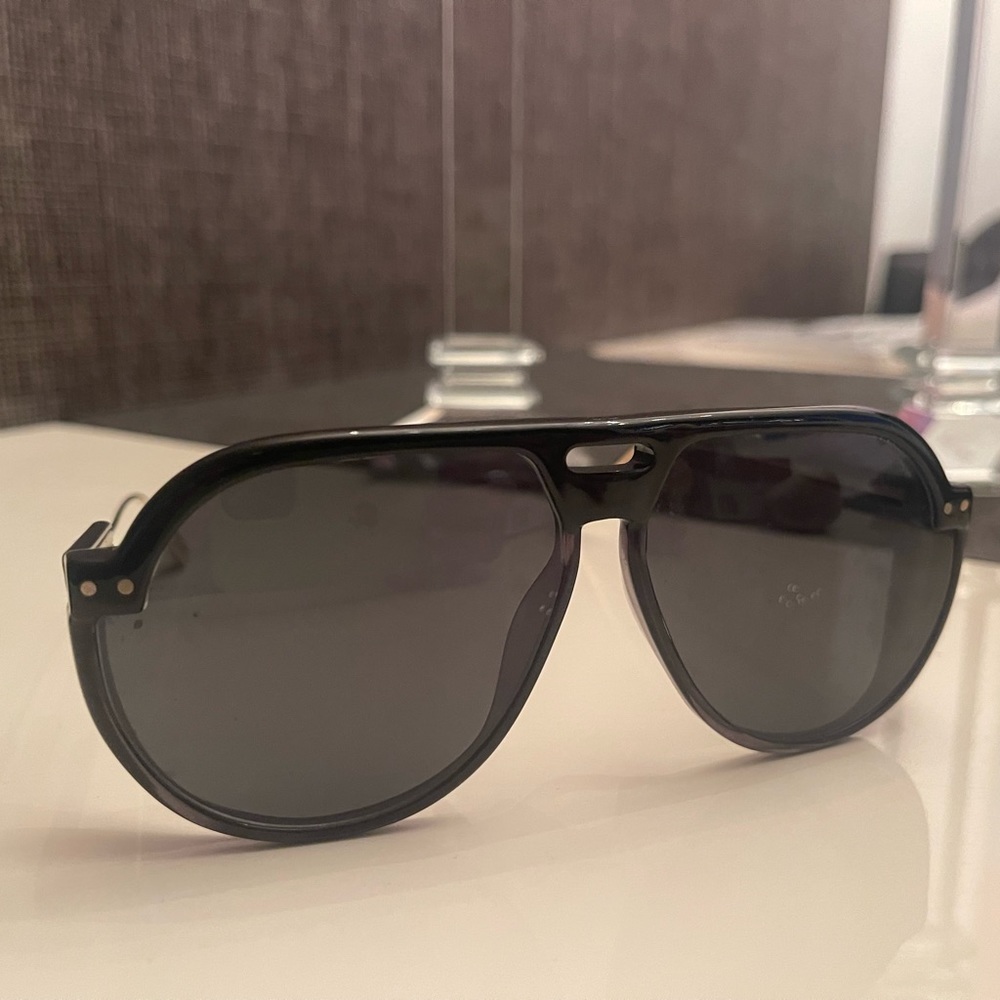 Sunglass Dior rarely used Has the original box and lens cleaning cloth closed. - Picture 4 of 6